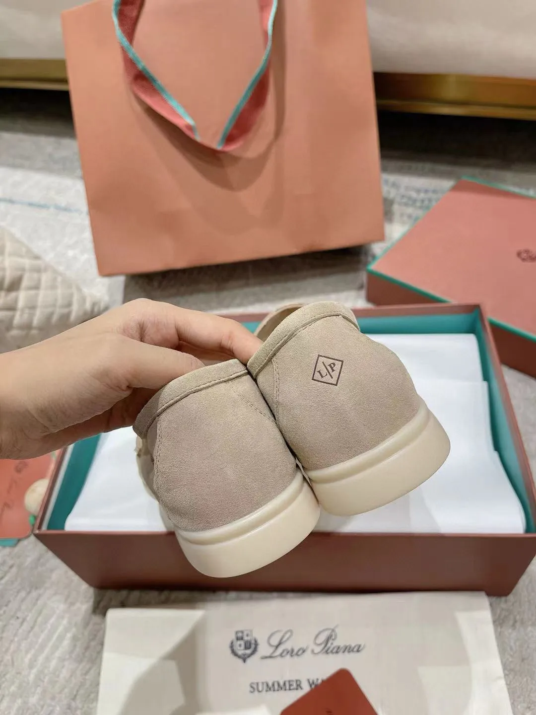 Factory price: 520💰4050 new color. Original purchase, 1⃣️: 1⃣️ folded and developed, Loro Piana professional model to try on feet, quality purchase level, flash sale of common products on the market, welcome to compare, original packaging. Fabric: Imported from Italy🐑High mercerized shearling, Lining: Hand-sewn mark thread in water-dyed cowhide imported from Italy🧵, high-end and elegant. Comfortable on the feet. Size: Women's 35-42 (41, 42) customized, non-returnable, men's 38-45 (46, 47, 48) customized, non-refundable. Fashionable boutiques that you can’t miss, a must-have item